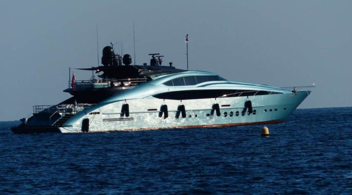 yate navegando sobre mar